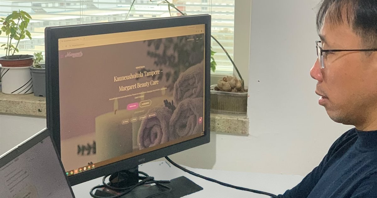 Màn hình đang mở trang web tiệm làm đẹp Margaret Beauty Care